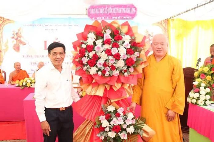Lãnh đạo Uỷ ban Mặt trận Tổ quốc Việt Nam tỉnh Vĩnh Long tặng hoa chúc mừng