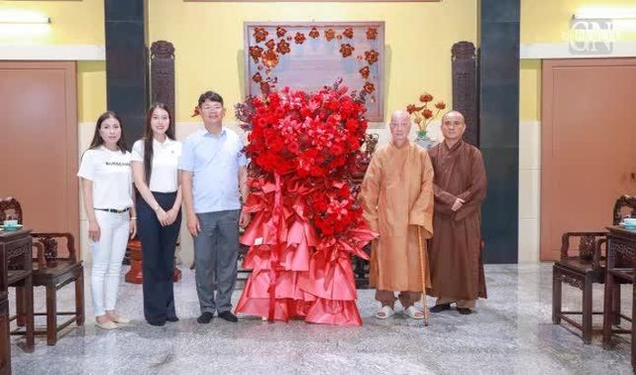Thứ trưởng Nguyễn Thanh Tịnh tặng hoa đến Đức Pháp chủ trong dịp diện kiến ngài tại chùa Huê Nghiêm ngày 19-9-2026