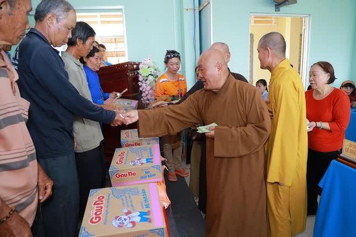 Hòa thượng Thích Chơn Tịnh tặng 100 phần quà đến bà con nghèo tại xã Tân Thạnh
