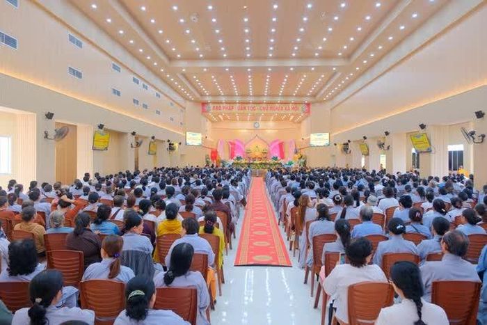 Quang cảnh khai giảng khóa tập huấn Hoằng pháp viên Phật tử năm 2026 với gần 1.000 Phật tử tham dự