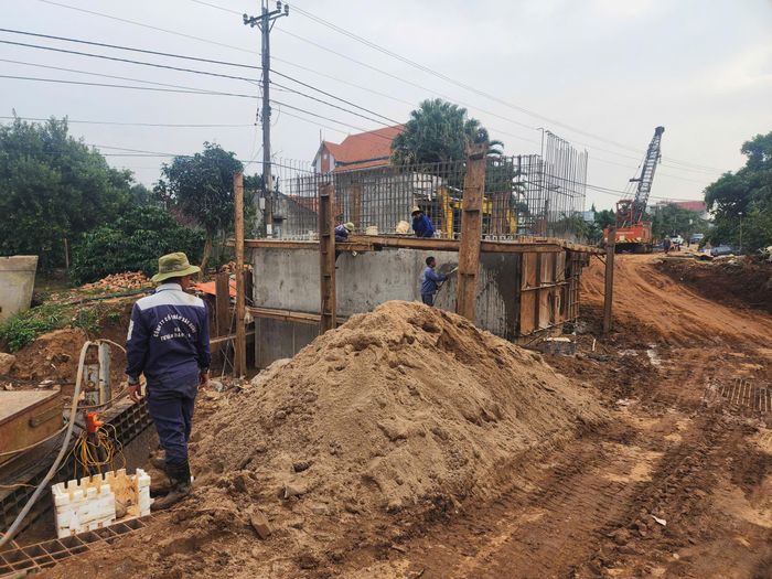 Ông Đinh Văn Bình, Phó chủ tịch UBND xã Nam Ban Lâm Hà cho biết, thời gian tới, UBND xã Nam Ban Lâm Hà tiếp tục phối hợp với Ban QLDA đầu tư xây dựng khu vực Lâm Hà hoàn thành công tác bồi thường, GPMB; thủ tục thu hồi khoáng sản và di dời hệ thống điện, cấp nước trong tháng 10/2026. Địa phương sẽ đôn đốc nhà thầu tập trung nhân lực, thiết bị, đẩy nhanh tiến độ, hoàn thành phần cầu bê tông cốt thép (BTCT) theo hồ sơ thiết kế và tiến độ hợp đồng; tiếp tục triển khai các hạng mục kè, hệ thống điện và các hạng mục liên quan. Sau khi hoàn thành thủ tục thu hồi khoáng sản, địa phương sẽ tổ chức đắp đất, hoàn thiện đường đầu cầu; đồng thời tăng cường kiểm tra hiện trường, kiểm soát chất lượng, tiến độ và khối lượng thực hiện, kịp thời tháo gỡ khó khăn, vướng mắc, bảo đảm tiến độ giải ngân kế hoạch vốn năm 2026. Dự kiến dự án hoàn thành trước tháng 6/2027, sớm hơn kế hoạch khoảng 6 tháng.