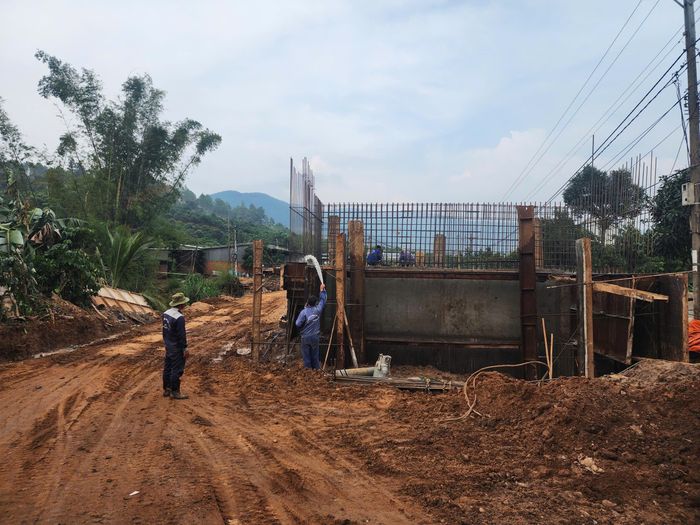 Đến nay nhà thầu đã hoàn thành cọc khoan nhồi, bê tông bệ mố. Đang triển khai các hạng mục tiếp theo, dự kiến hoàn thành toàn bộ phần thân cầu trong tháng 9/2026. Hệ thống thoát nước đang được thi công, đổ bê tông đan mương tại công trình. Các hạng mục còn lại tiếp tục triển khai sau khi được bàn giao đầy đủ mặt bằng và hoàn tất các điều kiện liên quan. Giá trị thực hiện đạt khoảng 4,0 tỷ đồng.