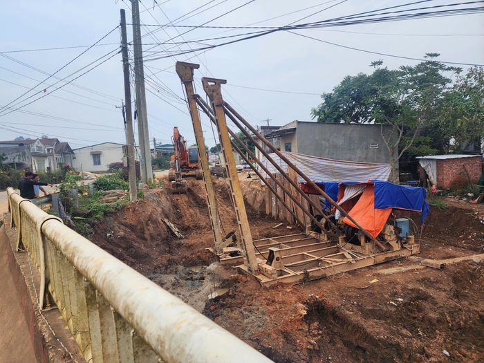 Đối với cầu Phi Tô tại xã Nam Hà Lâm Hà, dự án được khởi công ngày 6/8/2026, dự kiến hoàn thành ngày 4/11/2027, với tổng mức đầu tư hơn 22,1 tỷ đồng. Đến nay, dự án đã triển khai 12/12 gói thầu, với tổng giá trị khoảng 18,179 tỷ đồng. Trong đó, 6 gói thầu tư vấn đã hoàn thành, giá trị khoảng 538 triệu đồng; 6 gói thầu còn lại đang được thực hiện, gồm 5 gói tư vấn và 1 gói thi công. Đối với phần cầu bê tông cốt thép, nhà thầu đã hoàn thành 8/12 cọc khoan nhồi, giá trị thực hiện khoảng 1 tỷ đồng và đang triển khai các cọc tiếp theo, dự kiến hoàn thành toàn bộ phần cọc trong tháng 9/2026. Đến nay, tổng vốn được cấp cho dự án là 15,5 tỷ đồng. Cùng với cầu Tiền Lâm, cầu Phi Tô dự kiến hoàn thành trước tháng 6/2027, sớm hơn kế hoạch khoảng 6 tháng.