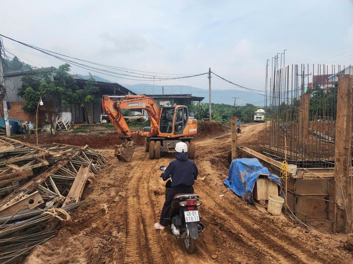 Ông Hoàng Ngọc Thành, Giám đốc Ban Quản lý dự án đầu tư xây dựng khu vực Lâm Hà (tỉnh Lâm Đồng), cho biết, bên cạnh hạng mục cầu, dự án còn đầu tư đồng bộ hệ thống đường đầu cầu theo tiêu chuẩn đường cấp IV miền núi; hệ thống thoát nước dọc, cống ngang, tường chắn taluy, đường gom dân sinh, đường dân sinh dọc sông và hệ thống chiếu sáng công cộng với 9 trụ đèn LED tiết kiệm điện. Các hạng mục được đầu tư đồng bộ nhằm bảo đảm an toàn giao thông, tăng khả năng kết nối hạ tầng, đáp ứng nhu cầu đi lại và vận chuyển hàng hóa của người dân. Ban QLDA yêu cầu đơn vị tư vấn giám sát phát huy tinh thần trách nhiệm, huy động đầy đủ nhân lực, máy móc, thiết bị, tổ chức thi công đúng tiến độ, bảo đảm chất lượng công trình, an toàn lao động và vệ sinh môi trường. Đồng thời, các đơn vị liên quan phải phối hợp chặt chẽ với chính quyền địa phương, hạn chế thấp nhất ảnh hưởng đến đời sống, sinh hoạt và việc đi lại của người dân trong thời gian thi công.