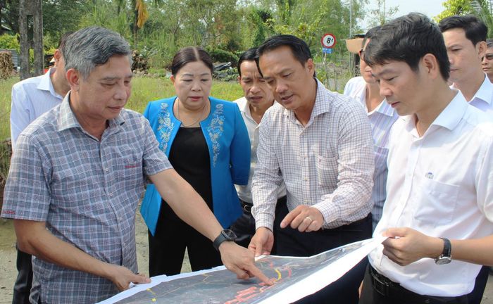 Ông Đồng Văn Thanh (bìa trái) và bà Mã Thị Tươi, Phó chủ tịch Thường trực HĐND TP Cần Thơ cùng đoàn công tác kiểm tra tiến độ dự án đường tỉnh 923, ngày 17/9.
