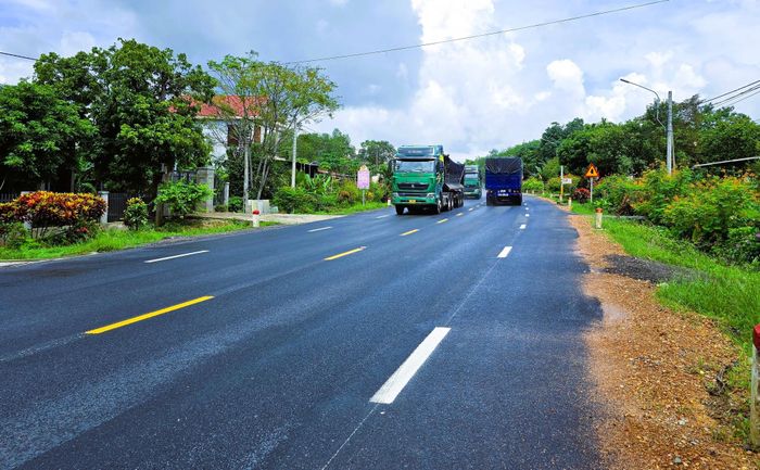 Ô tô vận chuyển hàng hóa trên QL9 đoạn qua xã Cam Lộ.