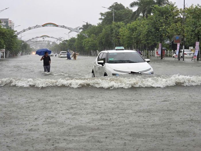 Đến 12h ngày 19/9, mưa tại khu vực phường Trường Vinh vẫn chưa dứt. Nước tại nhiều tuyến đường vẫn ở mức cao, tình trạng ngập tiếp tục diễn ra, các phương tiện đi lại vẫn khó khăn.