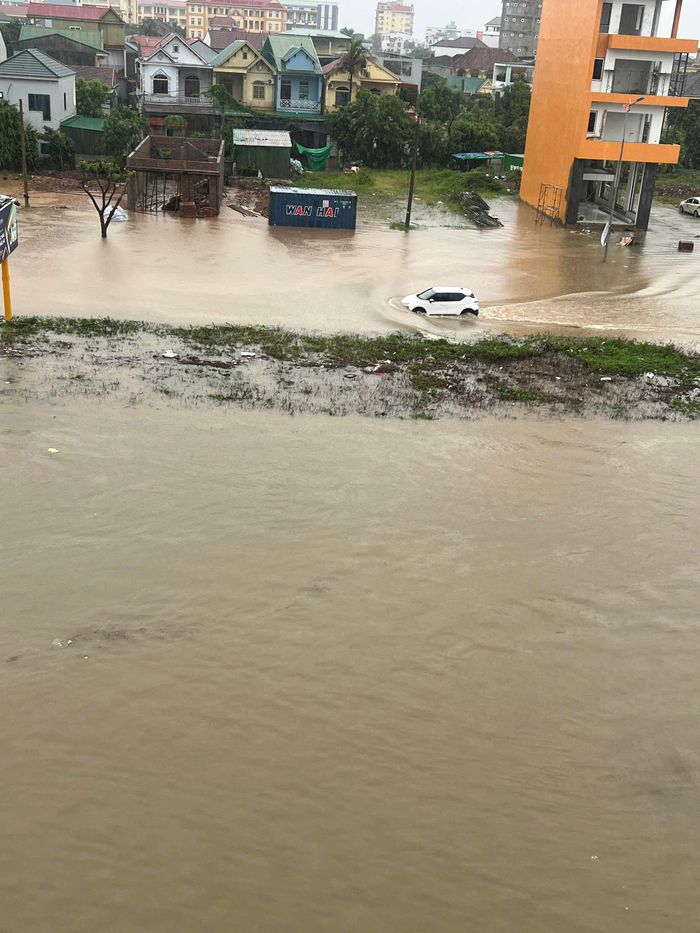 Mưa lớn khiến việc đi lại trong khu vực đường 72m qua phường Vinh Phú gặp nhiều khó khăn. Nhiều phương tiện phải dừng lại chờ nước rút, trong khi một số người phải tìm tuyến đường khác để di chuyển.