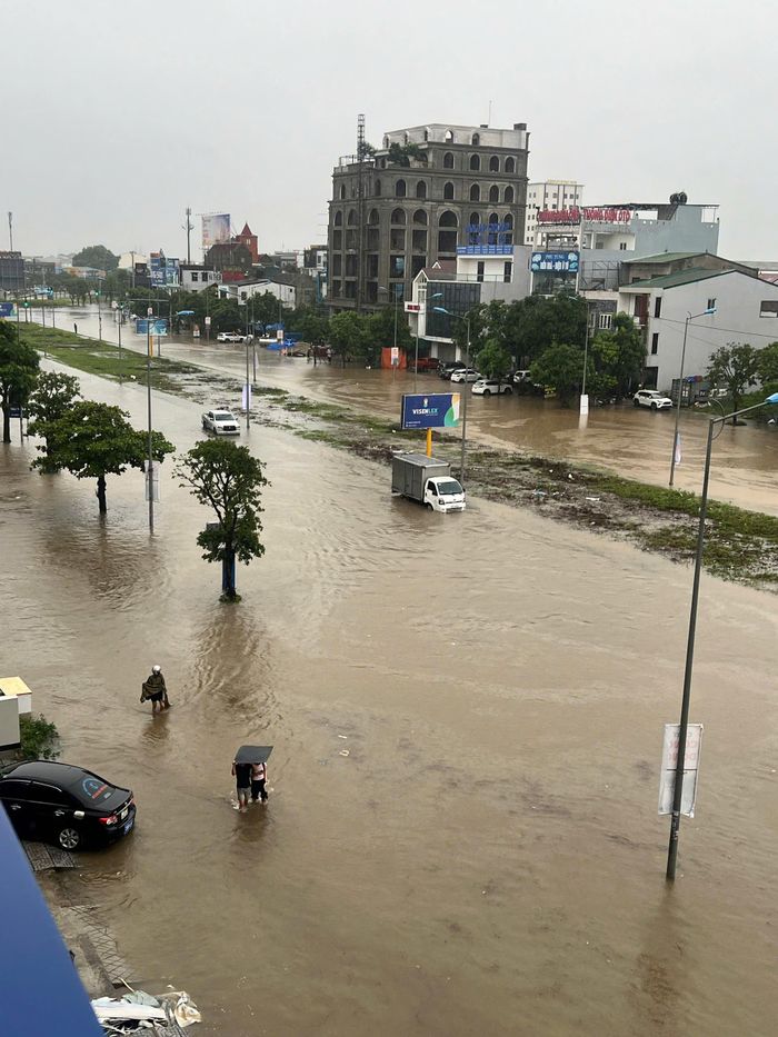 Anh Trần Văn Nam, trú xã Quỳnh Lưu, Nghệ An cho biết, sáng nay tôi lái ô tô xuống khu vực Vinh để làm việc. Khi đến một đoạn đường Nguyễn Văn Cừ bị ngập sâu, nước dâng cao khiến xe không thể tiếp tục di chuyển. Đường ngập sâu quá, tôi không dám cố chạy tiếp vì sợ xe bị chết máy. 