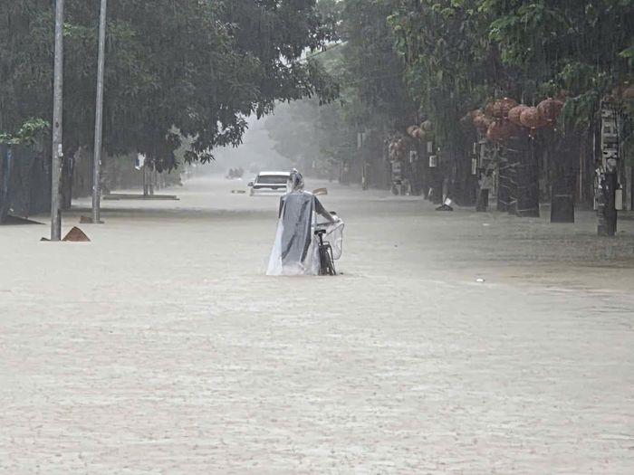 Các tuyến đường như Hồng Bàng, Đinh Công Tráng, Hồng Bàng thuộc phường Thành Vinh có nhiều đoạn bị ngập.