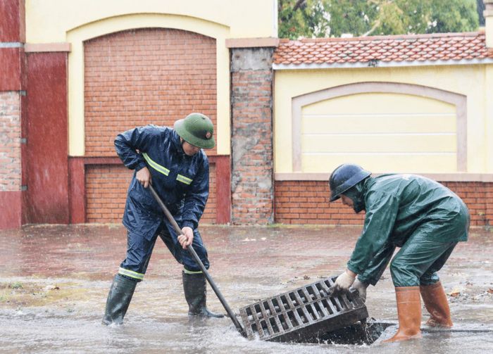 Tại các điểm ngập lực lượng chức năng hỗ trợ phân luồng, cảnh báo người dân và phương tiện không đi vào những đoạn đường nước dâng cao, đồng thời khơi thông dòng chảy, hỗ trợ thoát nước.