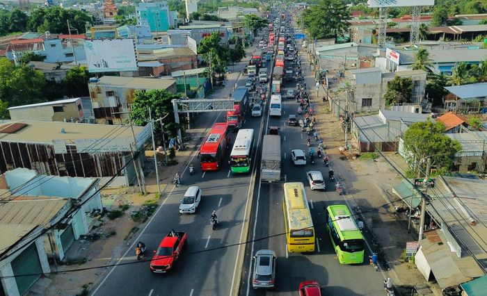 Quốc lộ 1 kết nối TP.HCM với các tỉnh phía Tây đang quá tải, cấp thiết nâng cấp, mở rộng.