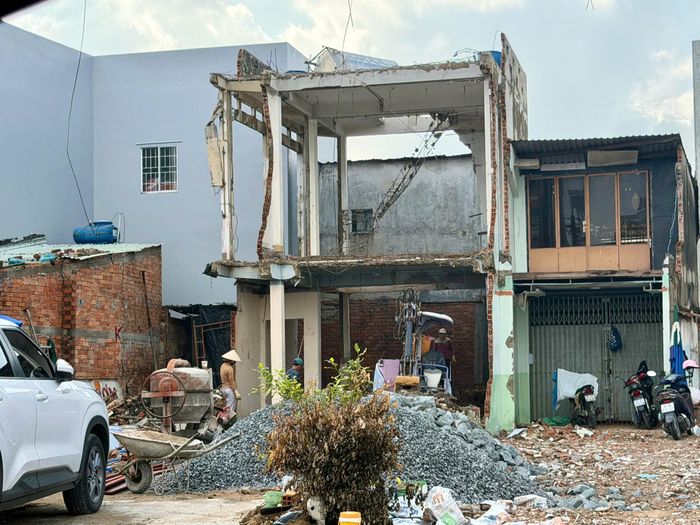Nhà dân đã di dời, tháo dỡ tại một số khu vực thuộc phạm vi dự án.