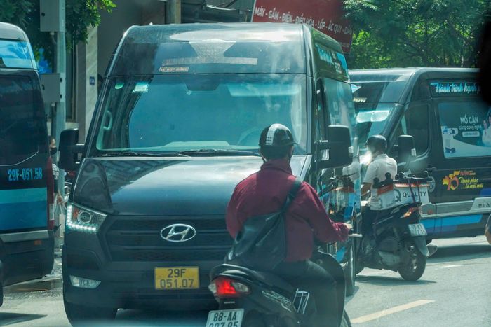 Các lỗi được CSGT tập trung xử lý gồm: Dừng đỗ, đón trả khách không đúng quy định; sử dụng điện thoại khi đang lái xe; chạy quá tốc độ...