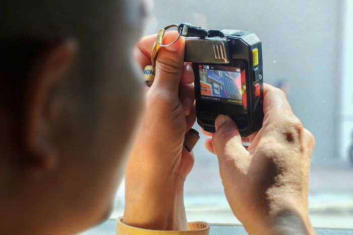 Camera mini được CSGT sử dụng để bí mật ghi hình các xe vi phạm.