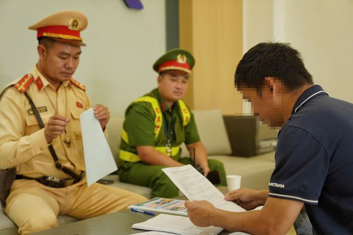 Cảnh sát làm việc với đại diện nhà xe.