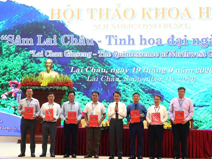 UBND tỉnh Lai Châu trao biên bản ghi nhớ hợp tác cho các đơn vị tại cuối Hội thảo khoa học "Sâm Lai Châu - Tinh hoa đại ngàn Tây Bắc".