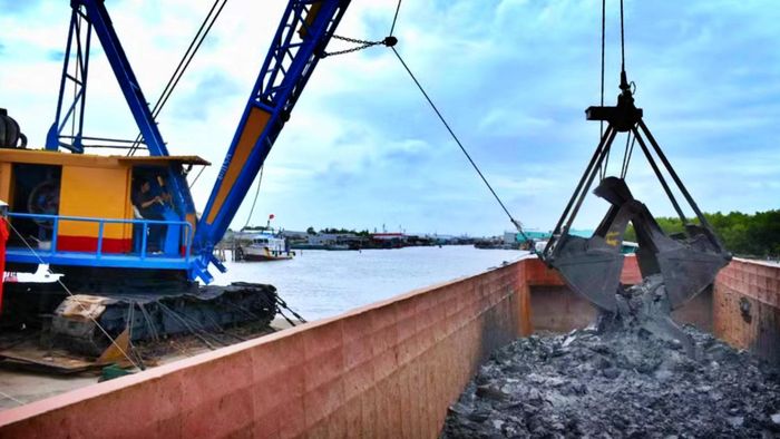 Hằng năm, tỉnh Cà Mau triển khai các dự án nạo vét luồng đường thủy nội địa nhằm khơi thông dòng chảy, phục vụ tiêu thoát nước.