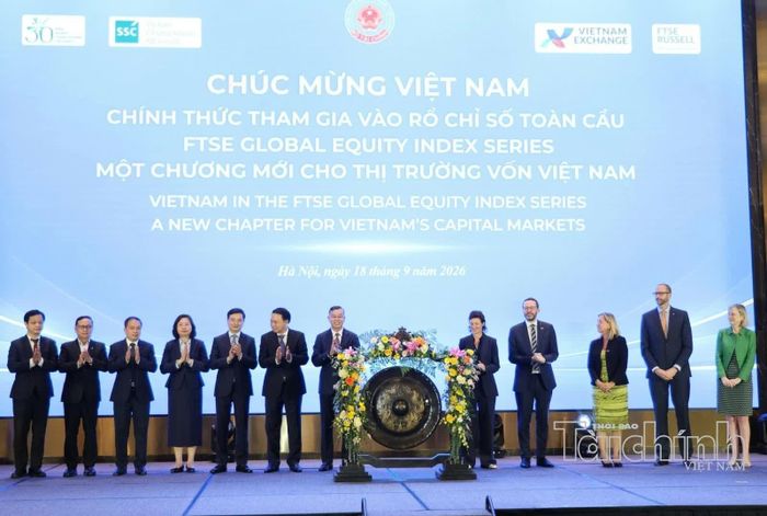  Bộ trưởng Bộ Tài chính Ngô Văn Tuấn thực hiện nghi thức đánh cồng đánh dấu Việt Nam chính thức tham gia vào chỉ số thị trường mới nổi của FTSE GEIS. Ảnh: Mạnh Tuấn 