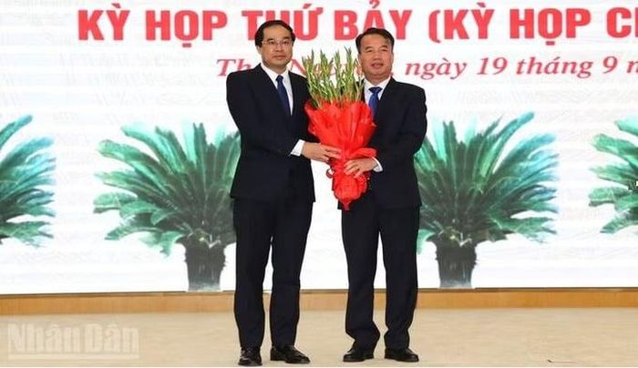 Đồng chí Trịnh Xuân Trường, Ủy viên Trung ương Đảng, Bí thư Tỉnh ủy Thái Nguyên chúc mừng đồng chí Nguyễn Thế Mạnh (phải). Ảnh: Nhân Dân.