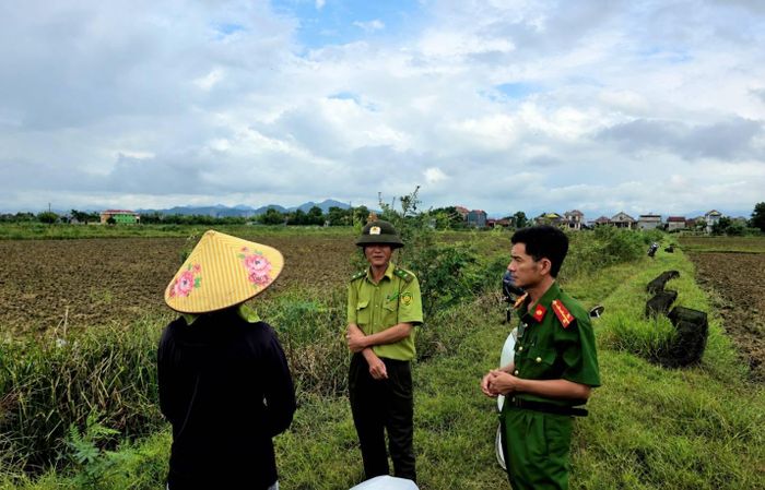  Lực lượng chức năng ở Lệ Thủy tuyên truyền, vận động người dân thực hiện cam kết "5 Không" 