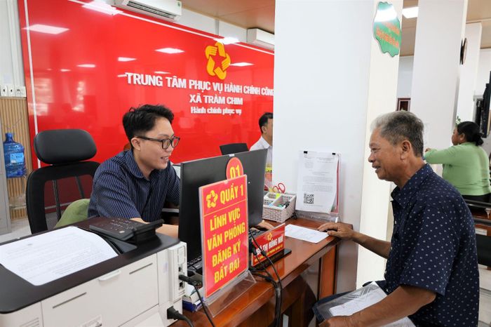 Ông Lê Thanh Tốt chờ lấy kết quả liên quan đến hồ sơ vay ngân hàng