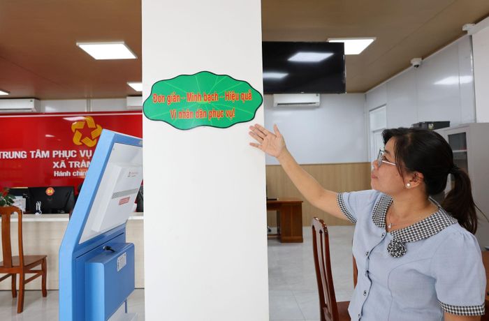 Quyền giám đốc Trung tâm Phục vụ hành chính công xã Tràm Chim Trương Thị Ánh Duyên cho biết, trong không gian của Trung tâm luôn có những khẩu hiệu "xanh" để giúp cán bộ, người dân thân thiện nhau hơn