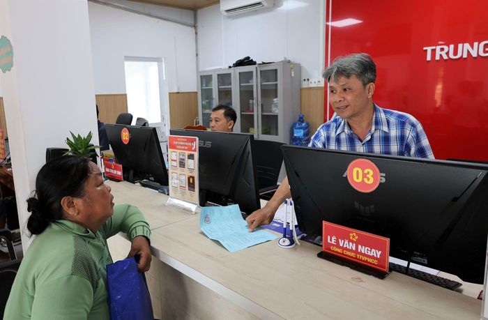 Khi người dân đến làm TTHC, luôn được cán bộ Trung tâm Phục vụ hành chính công xã Tràm Chim hướng dẫn tận tình