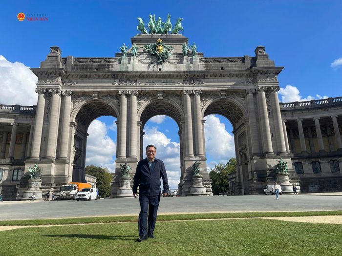 Tác giả trước Khải hoàn môn - Công viên Cinquantenaire (Brussels, Bỉ)