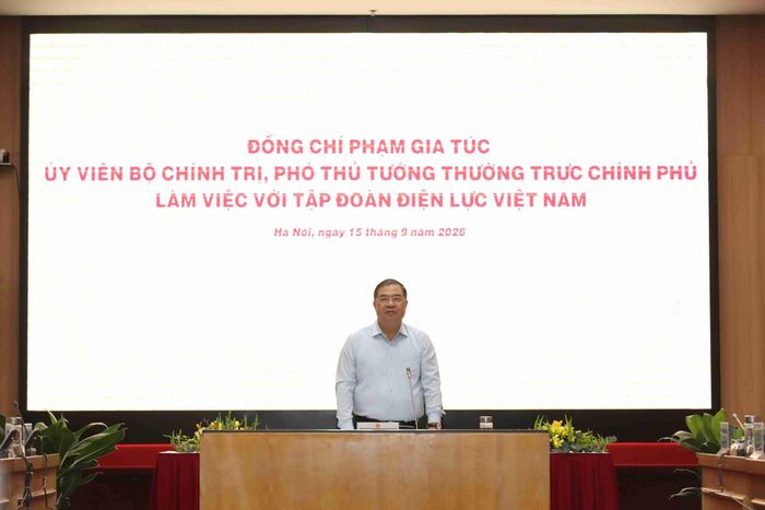 Phó Thủ tướng Thường trực Phạm Gia Túc đánh giá cao những đóng góp của ngành điện trong 72 năm qua. Ảnh: Ng. Tuấn