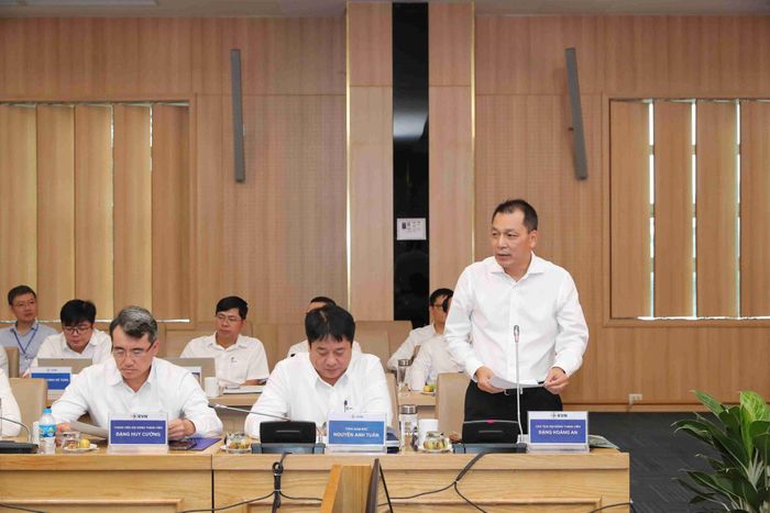 Chủ tịch HĐTV EVN Đặng Hoàng An báo cáo kết quả thực hiện nhiệm vụ của Tập đoàn trong thời gian qua. Ảnh: G. Hiếu