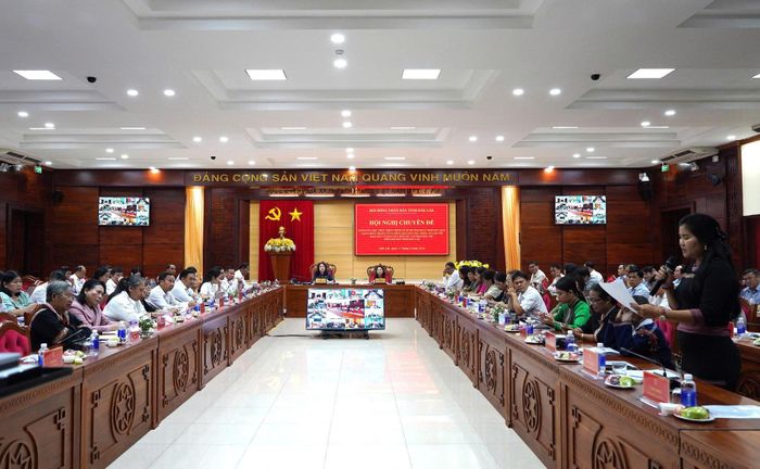 Hội nghị chuyên đề đánh giá việc thực hiện chính sách hỗ trợ phát triển du lịch cộng đồng trong vùng đồng bào dân tộc thiểu số gắn với bảo tồn và phát huy bản sắc văn hóa dân tộc trên địa bàn tỉnh Đắk Lắk. Ảnh: Thu Hường