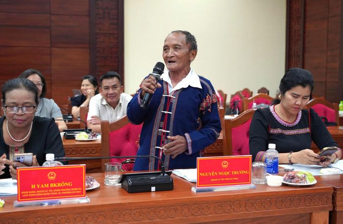Người uy tín Thôn Xí Thoại, xã Xuân Lãn, ông Nguyễn Ngọc Trường phát biểu thảo luận tại Hội nghị. Ảnh: Thu Hường