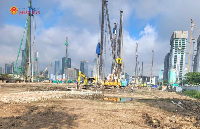 Một dự án bất động sản đang được triển khai thi công tại Khu đô thị mới Thủ Thiêm. Ảnh: Quang Phương