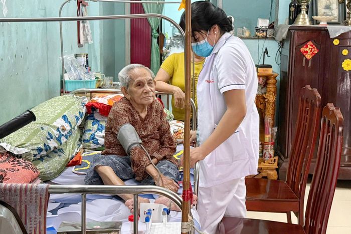 Phường Đông Hưng Thuận tổ chức tới tận nhà người dân khám sức khỏe