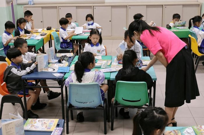 Bộ Giáo dục Singapore cho rằng sĩ số lớp học nhỏ hơn sẽ cho phép giáo viên dành nhiều sự quan tâm hơn cho học sinh. Ảnh: Kevin Lim/The Straits Times