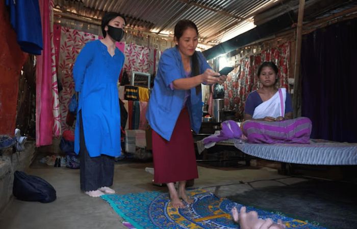 Nhân viên ASHA ghi lại số đo của một em bé sơ sinh bằng ứng dụng Shishu Maapan tích hợp trí tuệ nhân tạo. Ảnh: Wadhwani AI