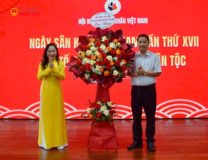 Liên hiệp các Hội Văn học nghệ thuật Việt Nam tặng hoa chúc mừng Hội Nghệ sĩ Sân khấu Việt Nam