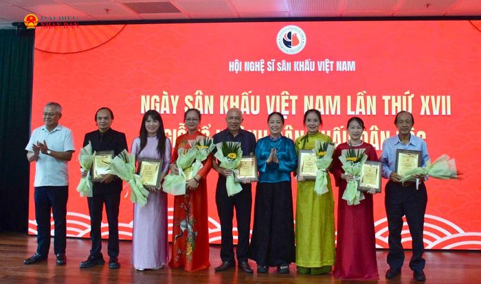 Hội Nghệ sĩ Sân khấu Việt Nam tri ân các nghệ sĩ có nhiều đóng góp cho nghệ thuật sân khấu trong năm qua