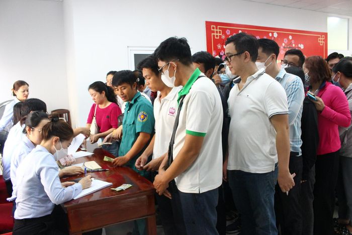 TP. Đồng Nai đề xuất người có từ 2 con được hưởng chính sách nhà ở xã hội. Trong ảnh là người dân tập trung nộp hồ sơ mua NƠXH tại Đồng Nai. Ảnh: Văn Dũng