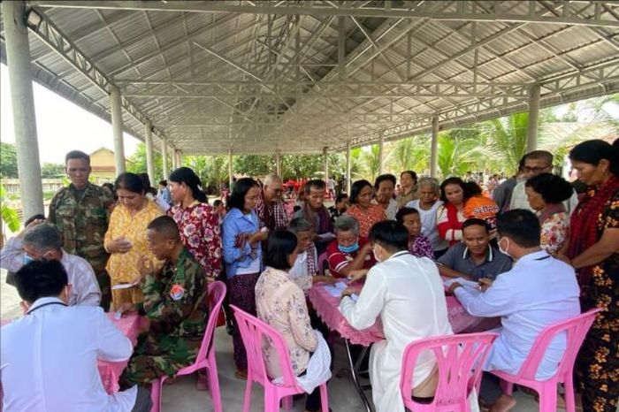 Các y bác sĩ Bệnh viện Quân - Dân y Đồng Tháp khám bệnh, cấp phát thuốc cho người dân Campuchia