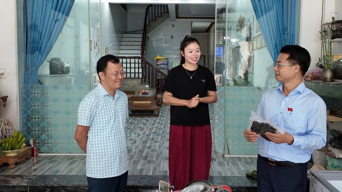 Đoàn giám sát đã khảo sát thực tế tại một số chủ thể OCOP tiêu biểu trên địa bàn. Ảnh: Mai Sùng