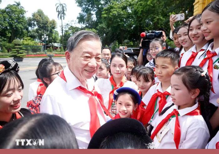 Tổng Bí thư, Chủ tịch nước Tô Lâm với các Đội viên tiêu biểu toàn quốc tại Phủ Chủ tịch, chiều 14/5/2026. Ảnh: Thống Nhất/TTXVN