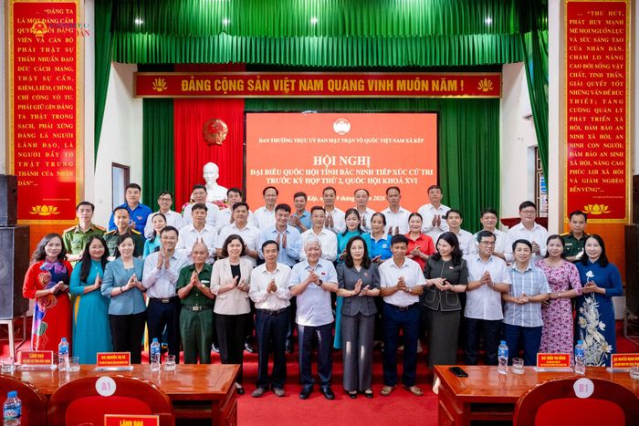Phó Chủ tịch Thường trực Quốc hội Đỗ Văn Chiến và Đoàn ĐBQH tỉnh Bắc Ninh chụp ảnh lưu niệm cùng cử tri xã Kép, tỉnh Bắc Ninh