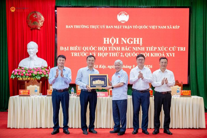 Phó Chủ tịch Thường trực Quốc hội Đỗ Văn Chiến trao quà lưu niệm tặng chính quyền địa phương xã Kép