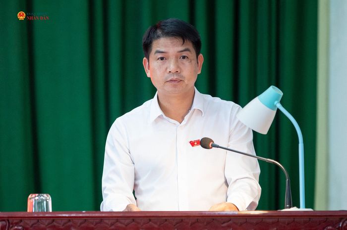 ĐBQH Vũ Văn Cường, Phó Giám đốc Sở Tài chính trình bày báo cáo dự kiến nội dung, chương trình Kỳ họp thứ Hai, Quốc hội khóa XVI và thông báo kết quả trả lời kiến nghị của cử tri phản ánh tại cuộc tiếp xúc cử tri sau Kỳ họp thứ Nhất, Quốc hội khóa XVI
