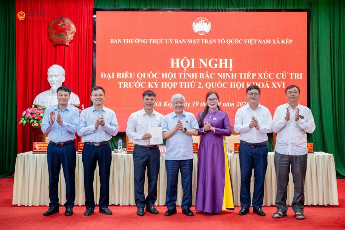 Phó Chủ tịch Thường trực Quốc hội Đỗ Văn Chiến trao quà tặng Quỹ khuyến học xã Kép
