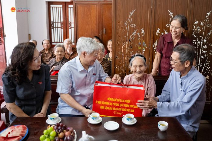 Phó Chủ tịch Thường trực Quốc hội Đỗ Văn Chiến thăm hỏi, động viên và trao quà tặng cụ Đỗ Thị Diệp (101 tuổi), là người cao tuổi thôn Sậm, xã Kép, tỉnh Bắc Ninh