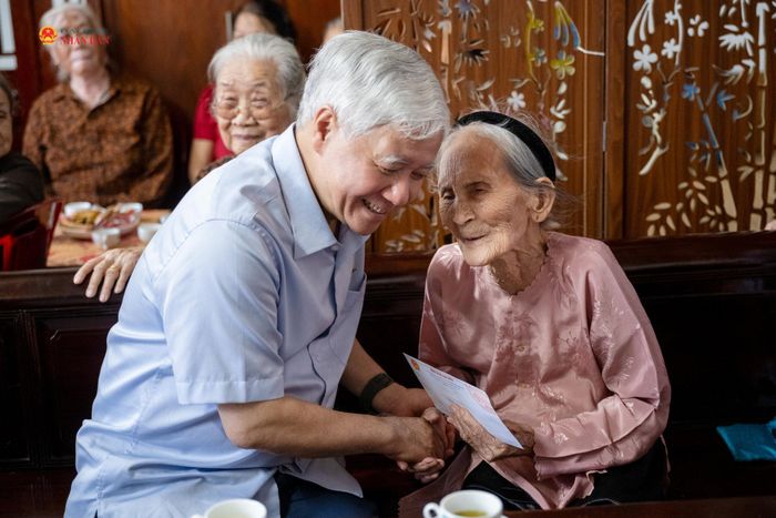 Phó Chủ tịch Thường trực Quốc hội Đỗ Văn Chiến thăm hỏi, động viên và trao quà tặng cụ Đỗ Thị Diệp (101 tuổi), là người cao tuổi thôn Sậm, xã Kép, tỉnh Bắc Ninh