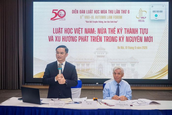 PGS.TS Nguyễn Tiến Vinh, Hiệu trưởng Trường Đại học Luật, Đại học Quốc gia Hà Nội và GS.TS Hoàng Thế Liên, nguyên Thứ trưởng Thường trực Bộ Tư pháp chủ trì phiên toàn thể. Ảnh: Nguyễn Liên